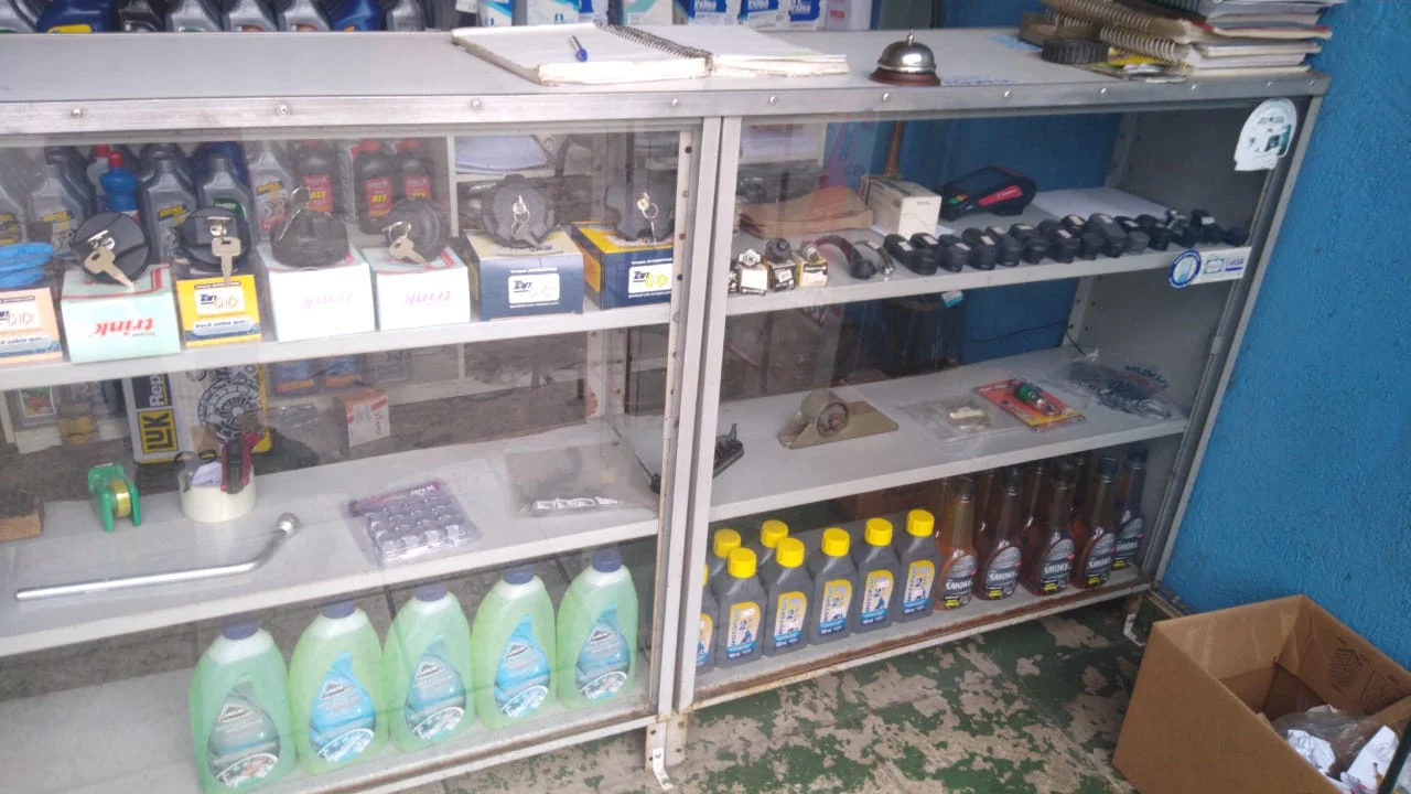 Vitrine do balcão com tampas de tanque, aditivos e fluidos de arrefecimento