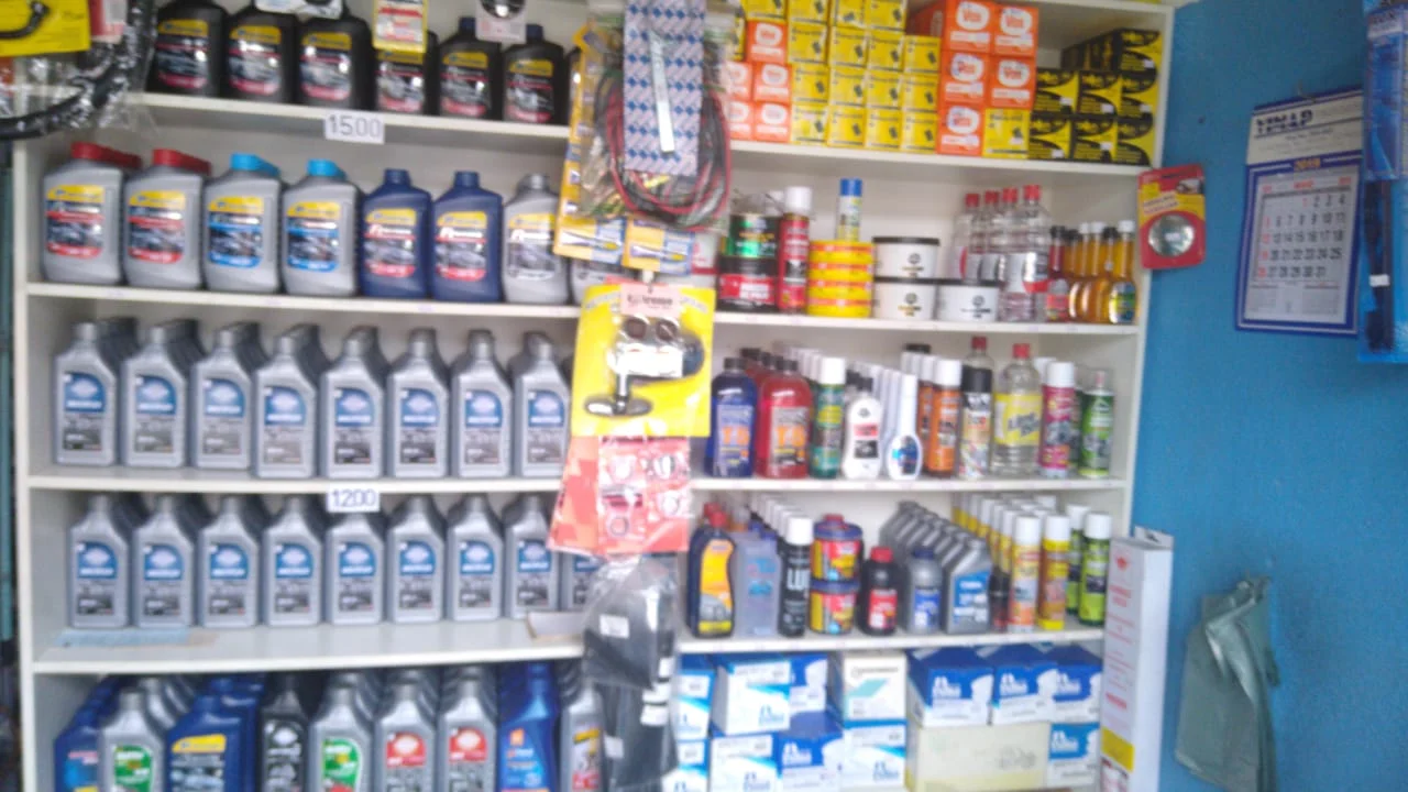 Estante com óleos lubrificantes e produtos de limpeza automotiva