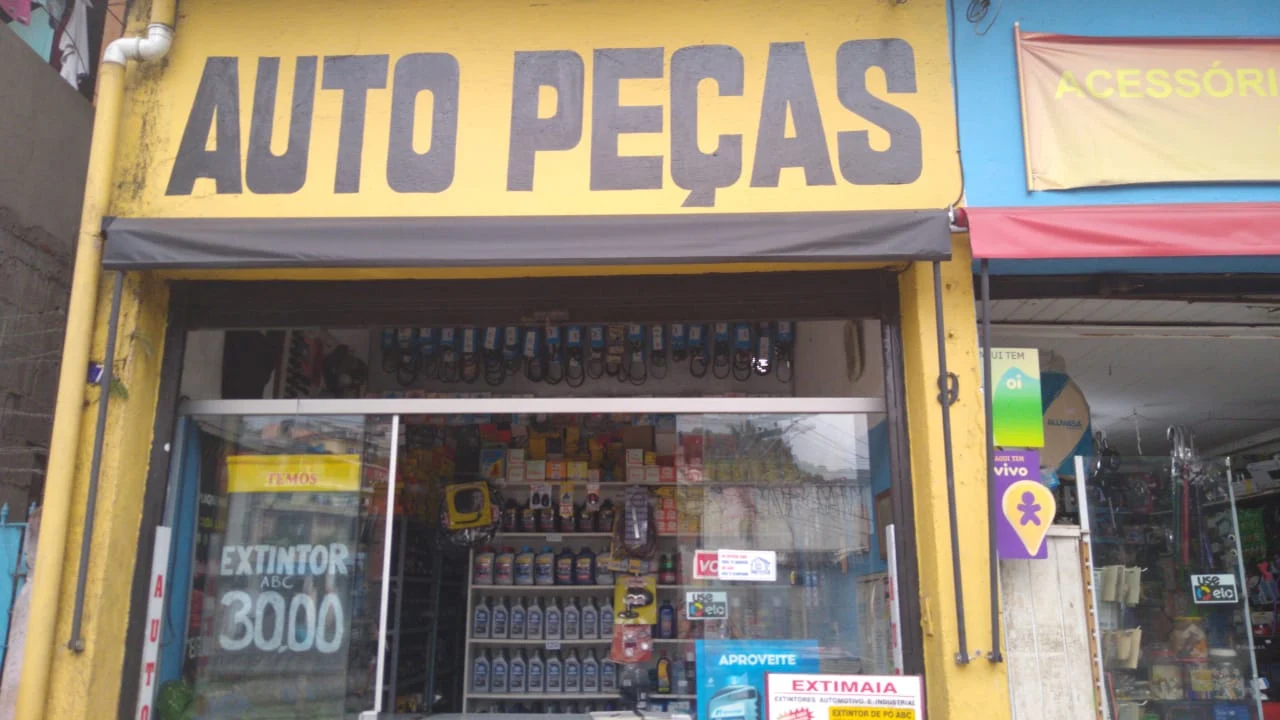 Fachada da Auto Peças Monte Alegre, com letreiro amarelo e vitrine